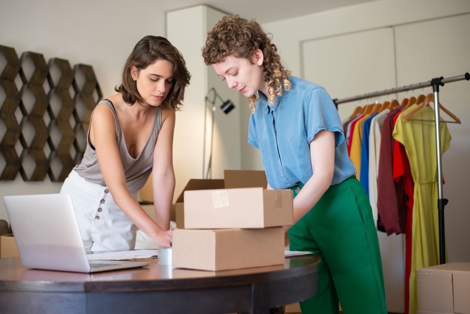 Zwei Personen bereiten Pakete für ihren Onlinehandel vor