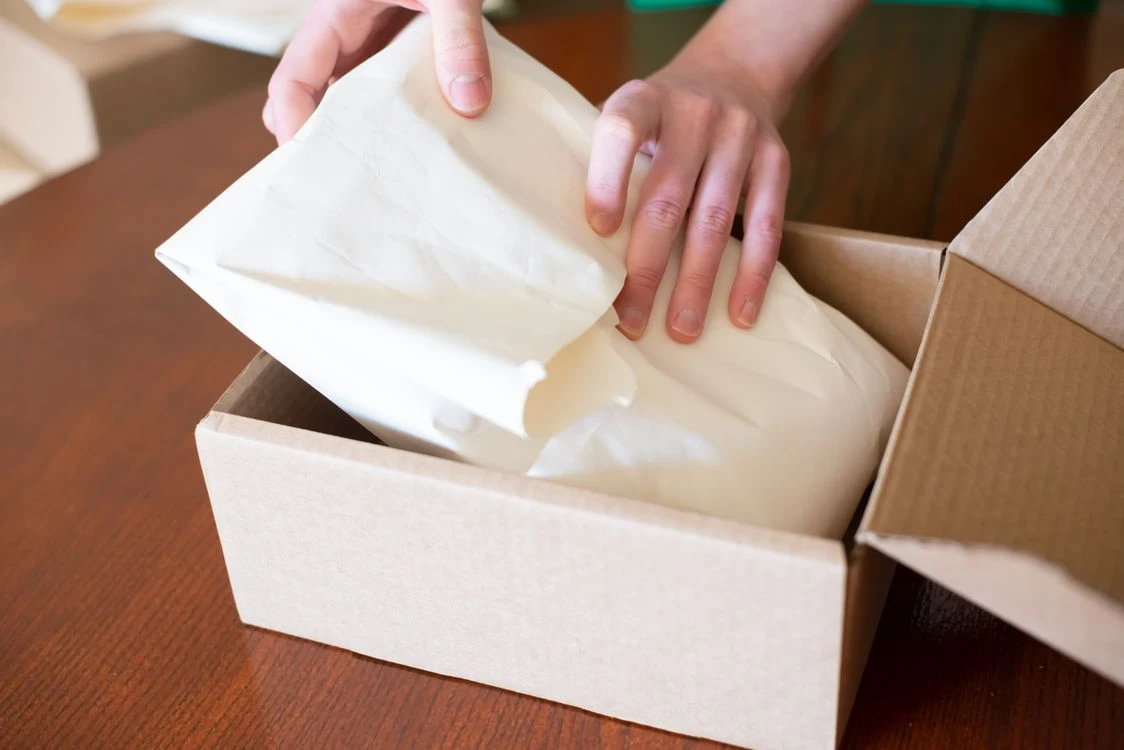Anwendungsfoto: Eine Bestellung wird in einem Versandkarton verpackt